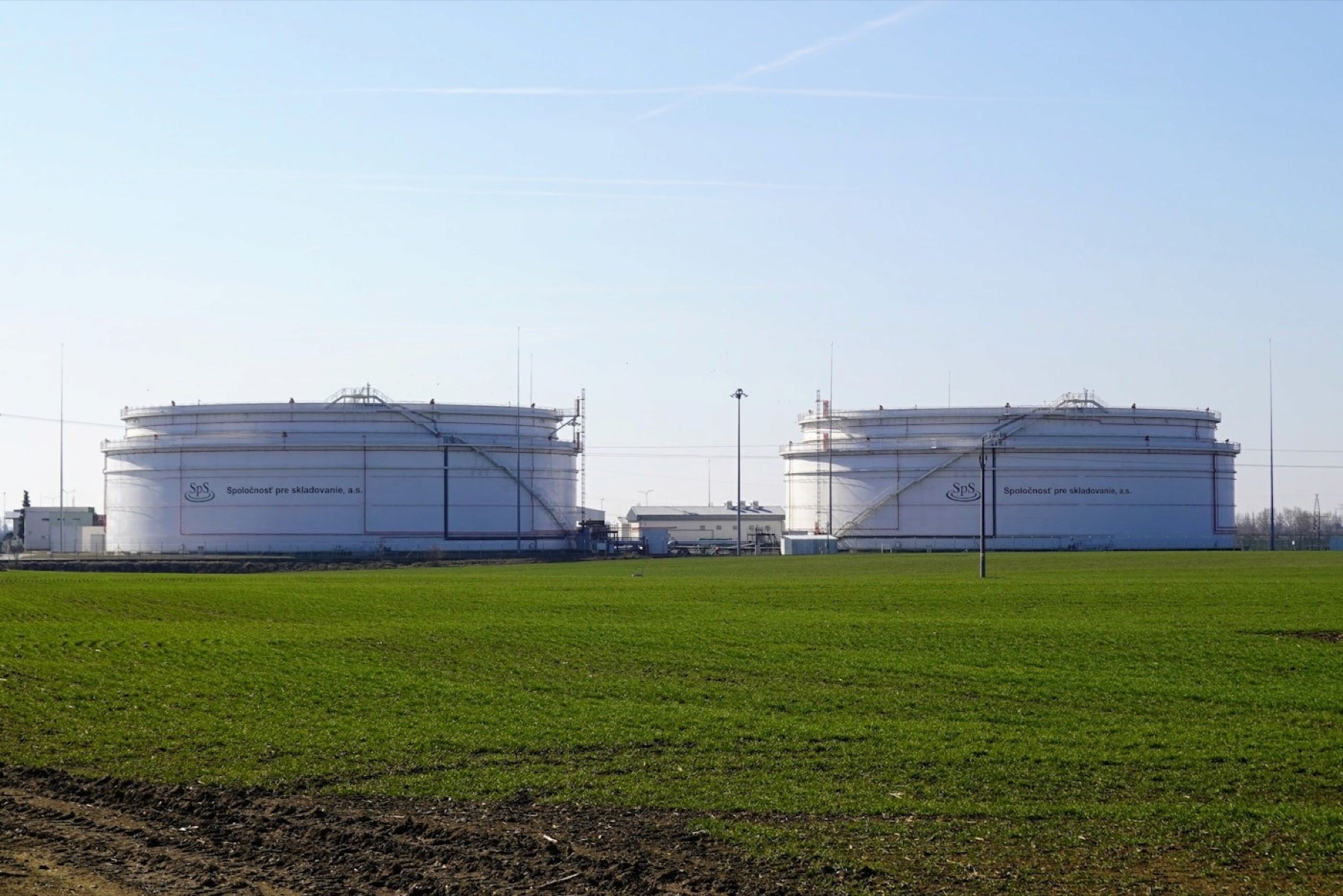 Capsrow storage terminal